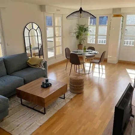 Duplex Avec Terrasse Face A La Cathedrale 아파트 바이외